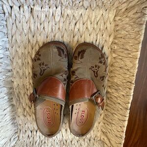 Klogs Brown and Tan Floral Slippers Women SIZE 8.5
